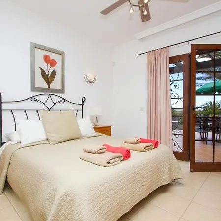 Playa Blanca Sleeps 8 Pool Wifi Villa